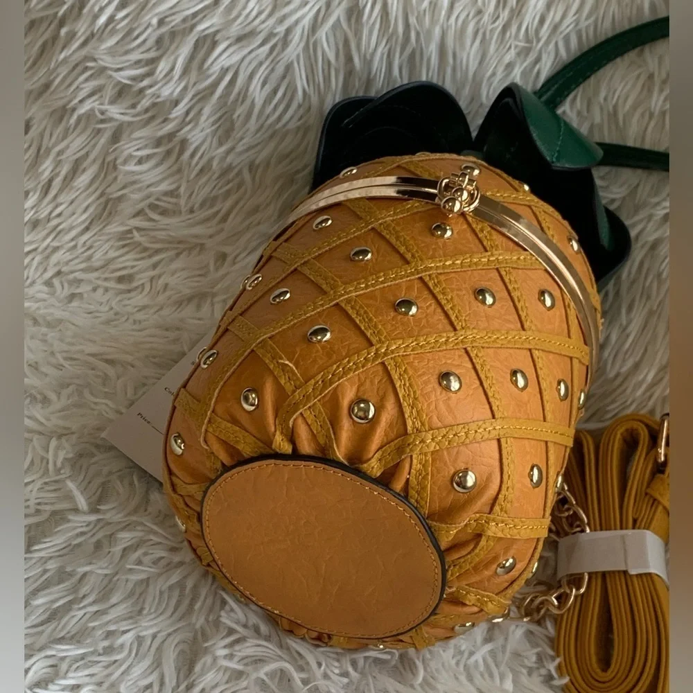 NWT. PINEAPPLE 🍍 CROSSBODY FITS PHONE AND ECT. Cute purse for spring & summer.